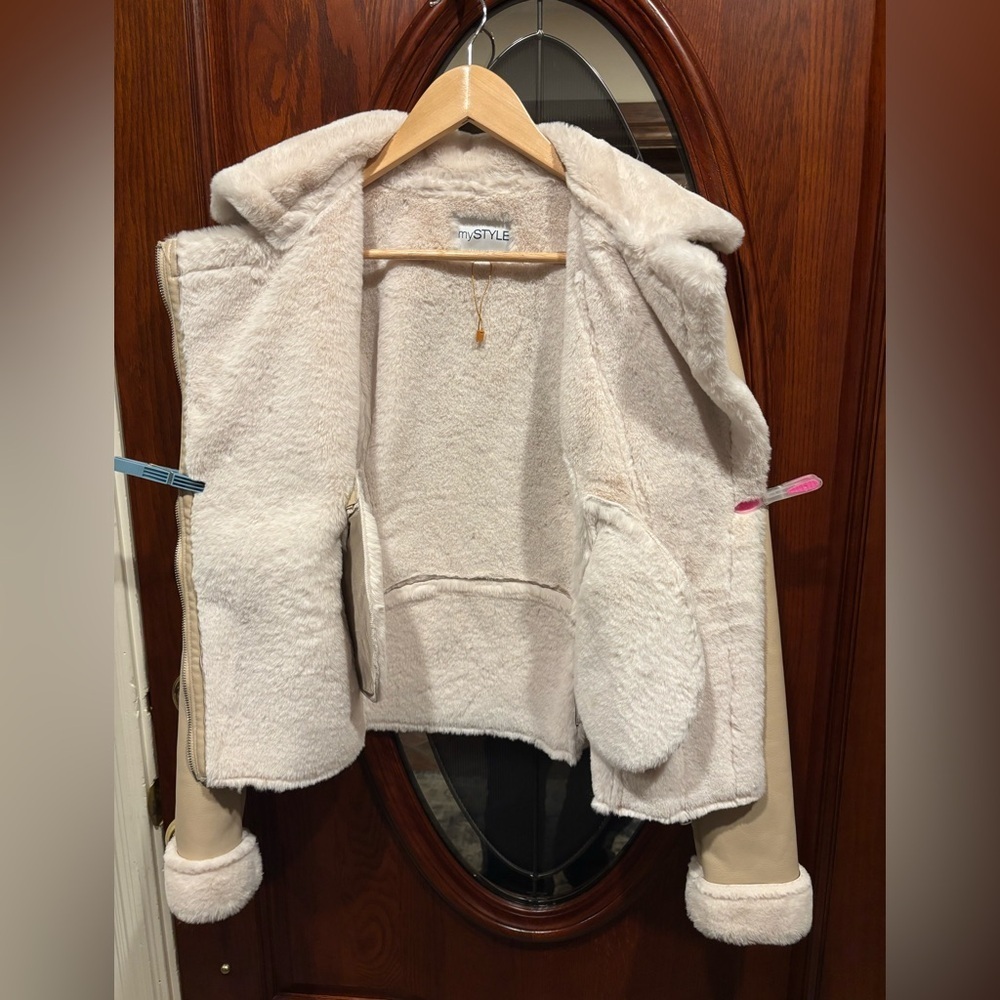 Elegant Cream PU Leather Jacket with Shearling Trim - Picture 5 of 13
